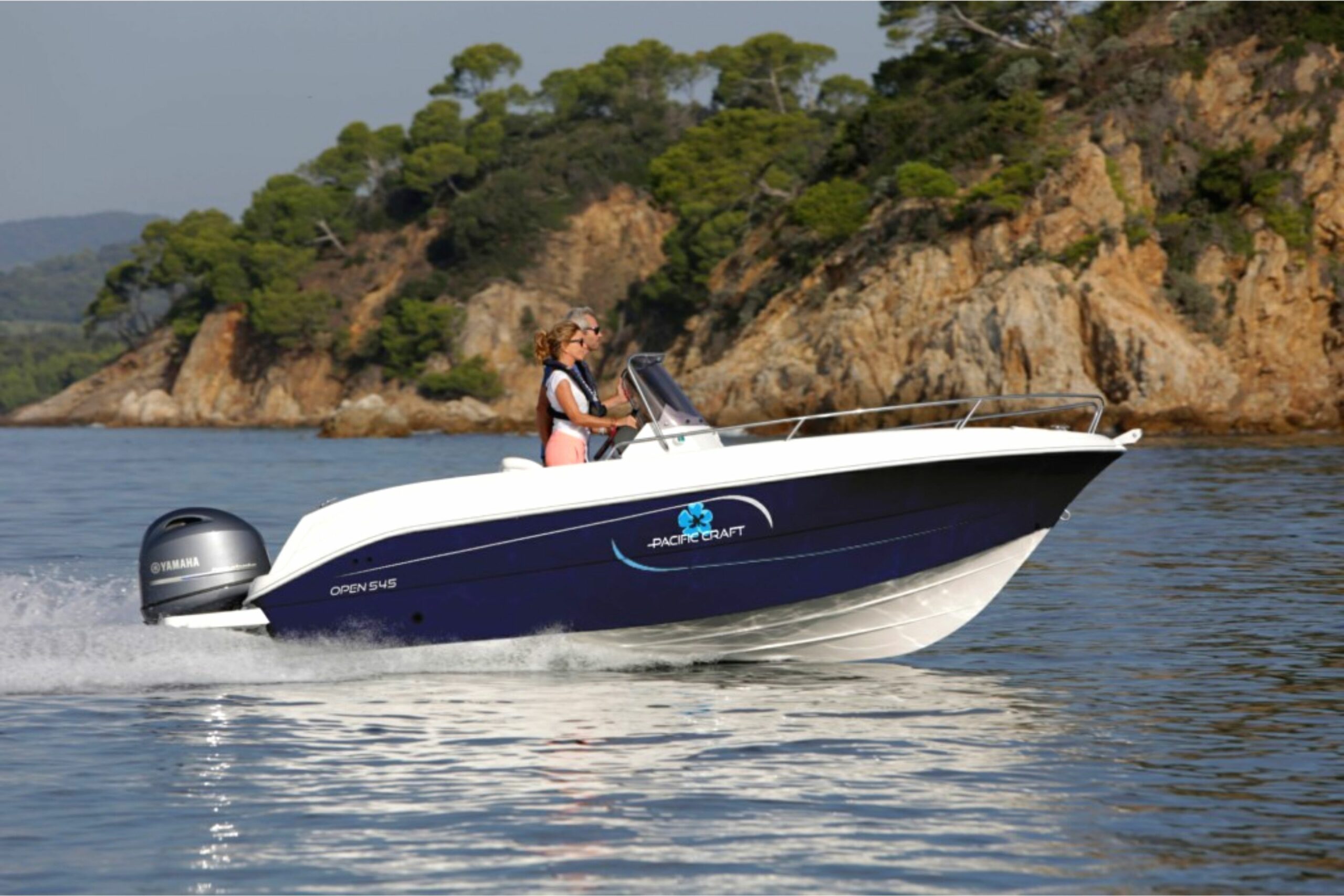 Open 545 fra Pacific Craft - Lækker styrepultbåd med god performance og et stort soldæk