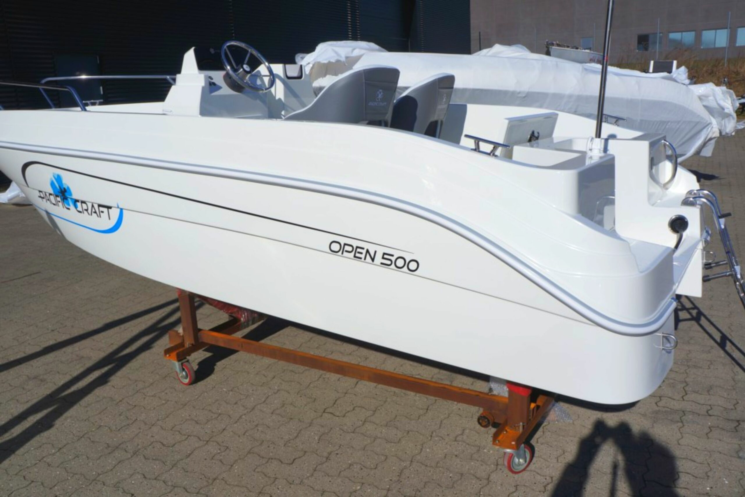 Open 500 fra Pacific Craft - Flot og hurtig styrepultbåd med soldæk og mange opbevaringsrum