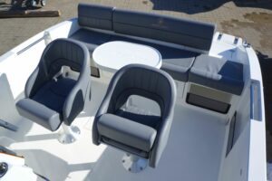 Sun Cruiser 630 fra Pacific Craft - lækker styrepultbåd med kabine og stort soldæk